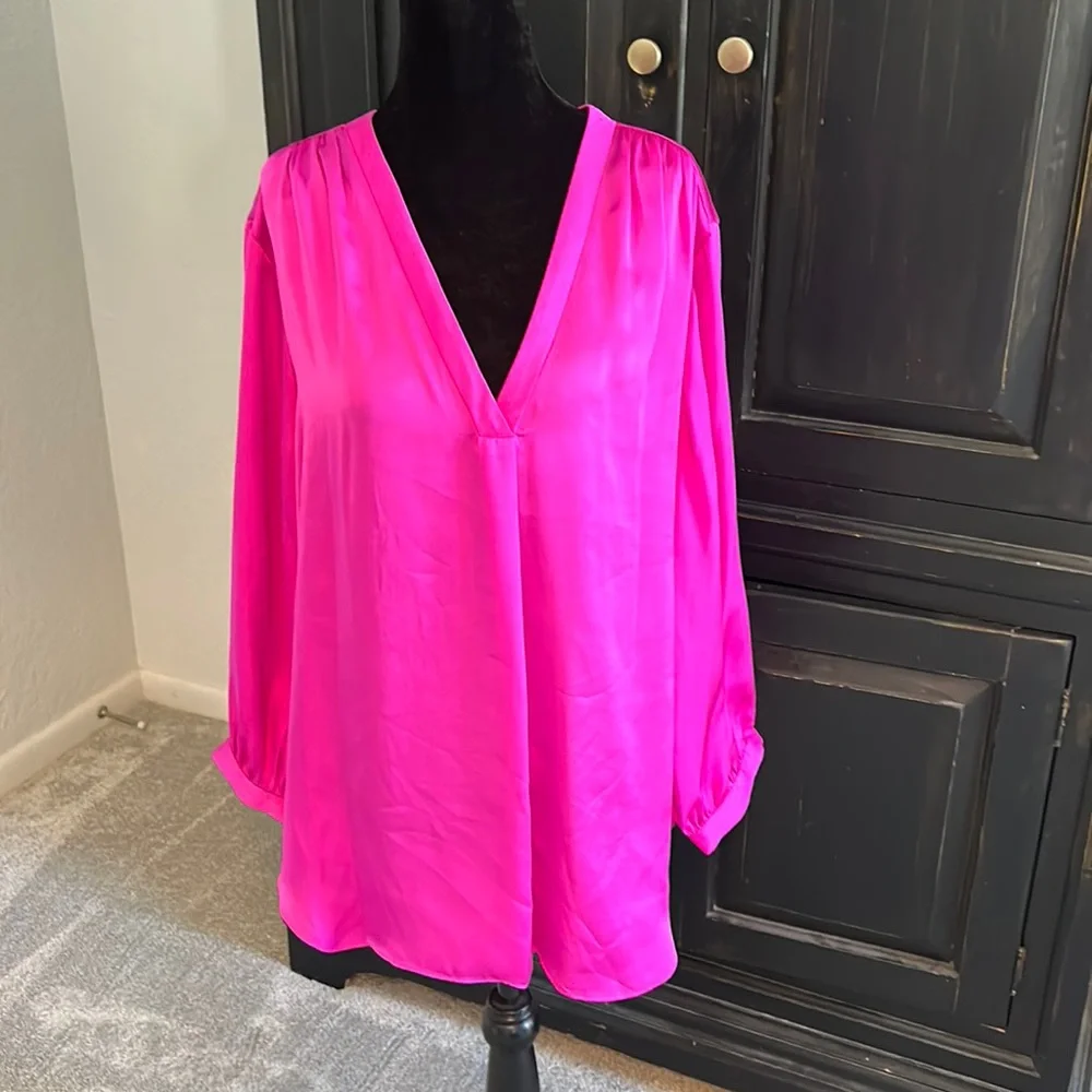 Vince Camuto deep V fuchsia tunic. NWT